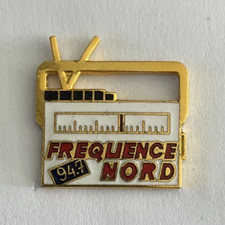 110 - Pin's TRANSISTOR RADIO STATION FRANCE FREQUENCY NORD