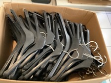 LOT 200 CINTRES PLAT EN PLASTIQUE NOIR POUR ADULTE 40 cm EN BON ETAT