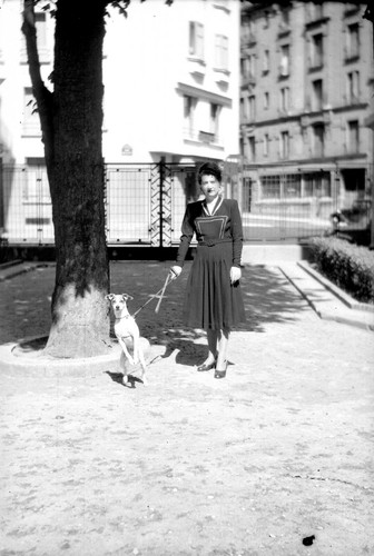 Femme promenant son - , chien