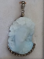 bijou pendentif en argent et camée en relief verre opalescent