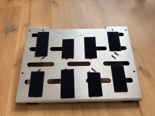 Fender pedalboard argenté