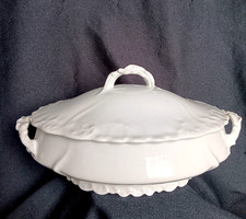 Petite soupière légumier en porcelaine de Limoges décor rocaille en relief