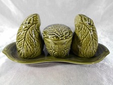 CONDIMENT SERVICE SALT SHAKER PEPPER SHAKER MUSTARD VEGETABLE IN NUMBERED SLING