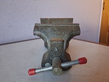 ancien étau en acier