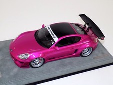 1/18 Modèles AB Porsche Cayman Rocket Bunny Flash Pink Sur Base En Alcantara