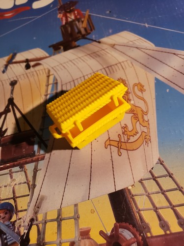 Coffre jaune pour bateau - coffre,