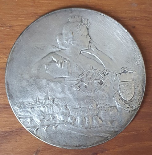 Belle médaille métal - belle, en