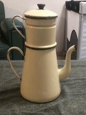 grande Cafetière émaillée en métal  jaune a liserés vert , année 60.