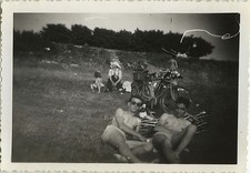 OLD PHOTO - VINTAGE SNAPSHOT - BIKE BICYCLE MEN NAKED CHEST FUNNY - BIKE