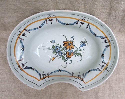 Ancien plat barbe en - À,
