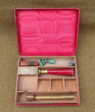 BOÎTE À TIMBRES, SCEAU ET CIRE À CACHETER - INITIALES G.D.