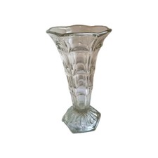 Vase en verre moulé