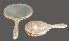 Brosse et miroir face à main