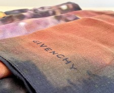 Foulard Givenchy fond noir en modal et cachemire motifs tête de chien 