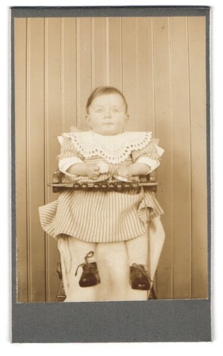 Photographie enfant sur chaise
