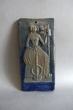 Art populaire Alsace Bas-relief mural en grès de Betschdorf décor dame au rouet