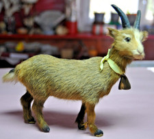 Figurine Ancienne chèvre en véritables poils avec sa cloche