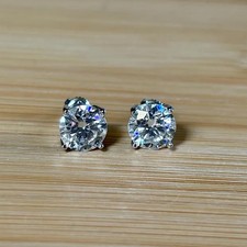 Clous solitaire diamant blanc