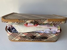 VALISE CARTON  +  LOT  VETEMENTS ACCESSOIRES POUPEES BAIGNEURS -JOUETS 1950s