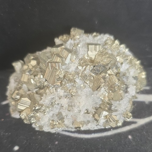 Pyrite naturelle dorée - , sur