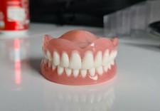 Prothèses complètes supérieures et inférieures, fausses dents.