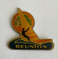 65 - Pin's ILE DE LA REUNION - WINDSURF WINDSURF