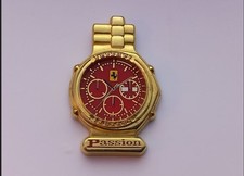 EB134 pin's doré cadran rouge