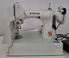 MACHINE A COUDRE SINGER 221K