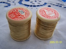 Ancienne bobine en bois de fil métallique souple couleur doré. DMC.  Réf 641