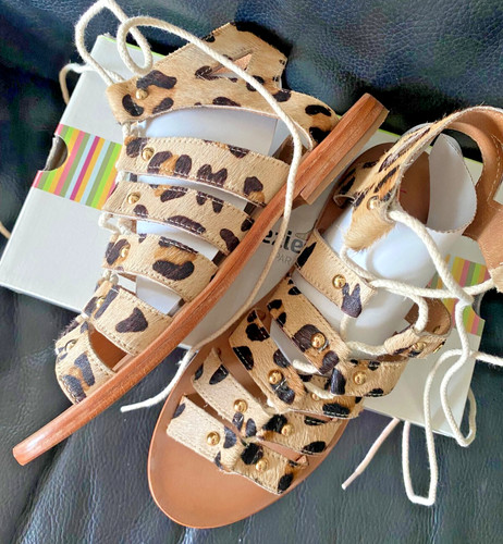 Sandales cuir effet - poil, motif