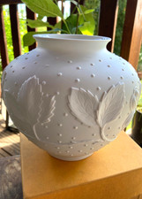 Vase biscuit en porcelaine de
