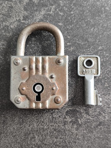 Cadenas ancien avec - , clé