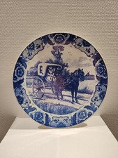 Grand plat décoratif, Signé