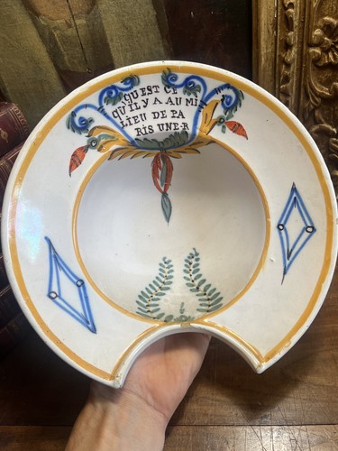 Plat barbe faïence peinte - plat, a