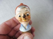 Ancien bouchon / verseur de bouteille porcelaine, enfant avec scorpion sur nez