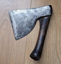 Outils anciens -Petite hache forgée au manche déporté - rare modèle de gaucher