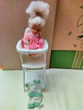 Petite poupée + Chaise haute + Vêtements et Accessoires  - Poupon 10cm env.