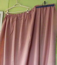 Rideaux rose sur ruflette