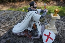 HF1728 FIGURINE TEMPLIER MEDIEVAL AGENOUILLE DEVANT LE SAINT GRAAL CHEVALIER 