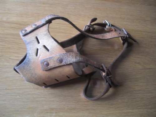 Muselière ancienne cuir - ancienne, en