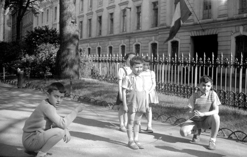 Enfants jouant corde - à, sauter