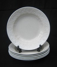 Assiette blanche décor relief