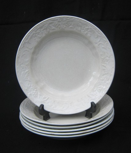 Assiette blanche décor relief