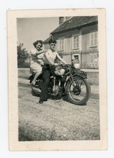 PHOTO amateur SNAPSHOT, les amoureux sur une bécane motocyclette moto torse nu