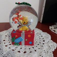 Boule à neige Winnie l'ourson Tigrou Noël 2008 Disney Store Exclusive
