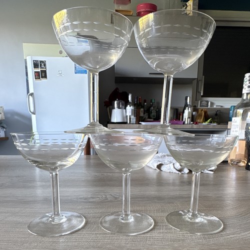 Lot 5 coupes à - «, de