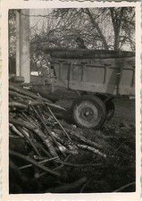 OLD PHOTO - VINTAGE SNAPSHOT - GARDEN GARDENING TRAILER WOOD - GARDEN WOOD
