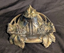 Encrier ancien Art Nouveau en regule dorée avec godet décor Vigne Raison, 13 cm