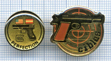 Lot de 2 Pin's PISTOLETS /