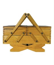 Petite travailleuse, boîte à couture vintage bois années 60